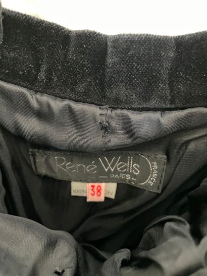 null Lot de vêtements dont :

René WELLS

- Ensemble composé d'une veste en velours...