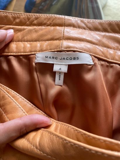 null Lot de vêtements dont :

Marc JACOBS 

- Jupe longue portefeuille cuir camel,...