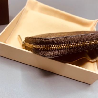 null Louis VUITTON Paris

Monogram leather wallet, zip closure, brown leather interior,...