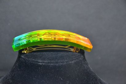 null *CHANEL

Large barrette made of an inclusion of resin tinted "rainbow", the...
