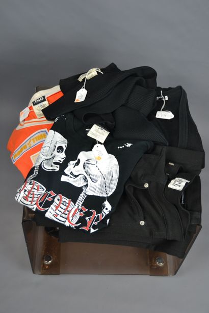 null *DG DOLCE & GABBANA

Lot of clothes including : 

- Orange t-shirt, round neck,...