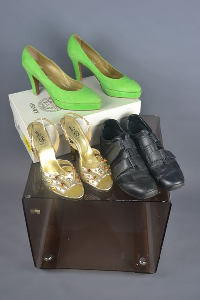  *Lot de chaussures dont : 
VERSACE 
-Escarpins compensés en cuir vert - Taille 39.5...