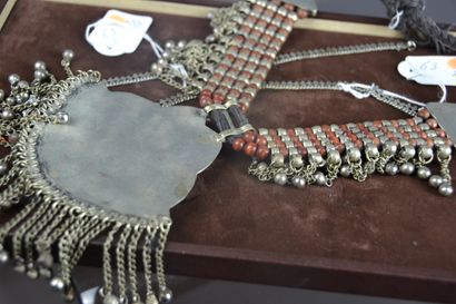 null *Lot de bijoux berbères en métal argenté sertis de cabochons de pierres rouges...