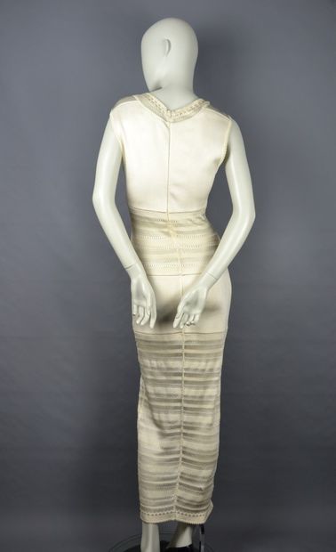 null *ALAIA

Robe longue fourreau ajourée couleur ivoire, sans manche, zip au dos...
