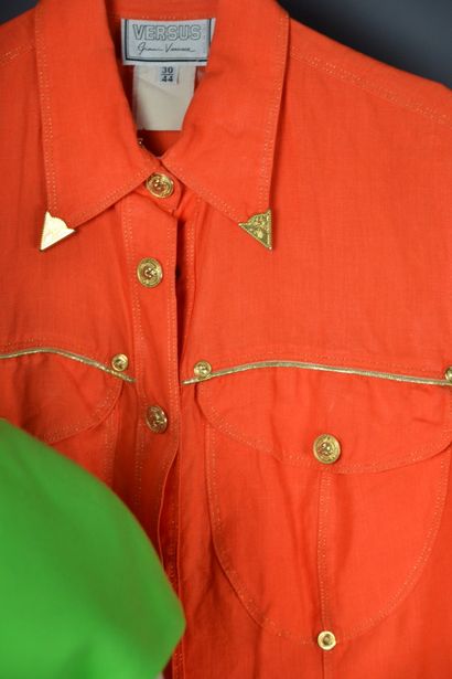  *Lot de vêtements divers dont : 
VERSUS Gianni VERSACE 
- Robe chemise orange, col...
