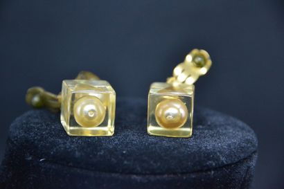 null *CHANEL

Pair of ear clips, model formed by a pearl drop taken in inclusion...