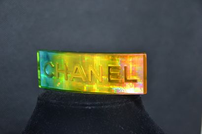 null *CHANEL

Large barrette made of an inclusion of resin tinted "rainbow", the...