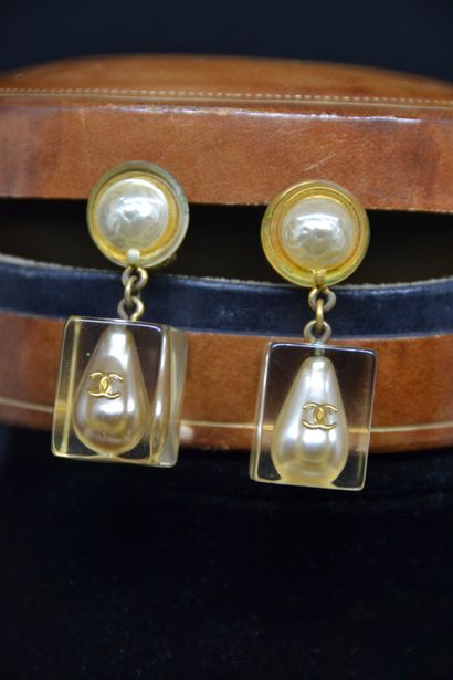  *CHANEL 
Paire de clips d'oreilles, modèle formé d'une perle goutte prise en inclusion...
