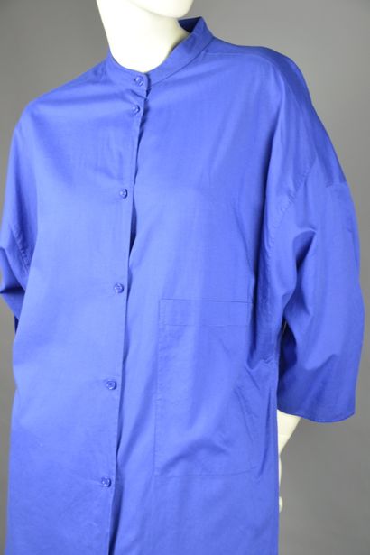  HERMES Paris 
Chemise à col mao en coton bleu vif, large poche plaquée sur l'avant,...