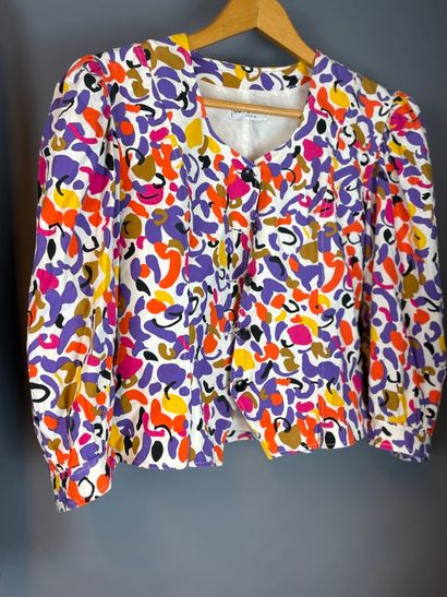null Guy LAROCHE Boutique

Ensemble en coton composé d'une veste à motifs géométriques...