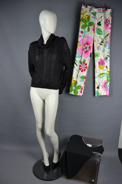 null *Lot de vêtements divers :

GUCCI 

- Pantalon droit en coton, imprimé fleurs...