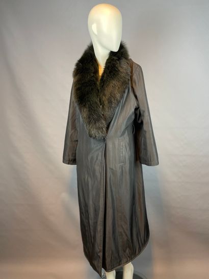 null Lot of two coats including :

BALMAIN

- Black coat with large collar with fox...