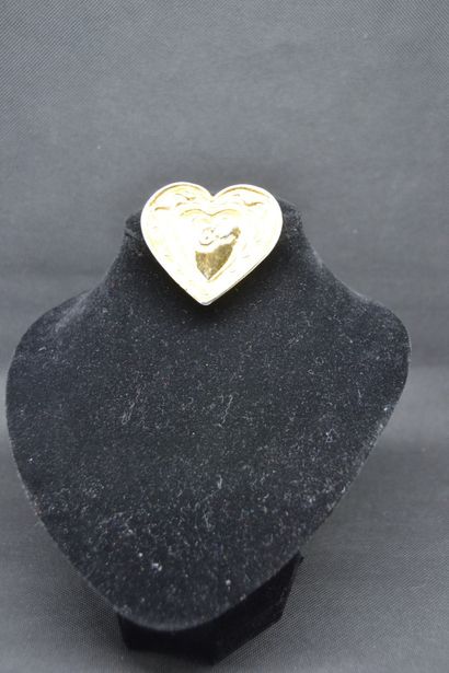  Christian LACROIX 
Broche en métal doré en forme de coeur. Relief saillant avec...