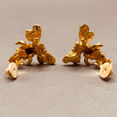 null 
LORENZ Paris

Paire de clips d'oreilles en métal doré représentant des abeilles,...