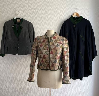 null Lot de vêtements dont :

ORIGINAL TYROLIER LODEN 

- Cape en laine foulée marine,...