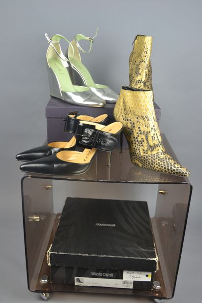  *Lot de chaussures dont : 
PRADA 
- Sandales en cuir lamé gris, talons compensés,...