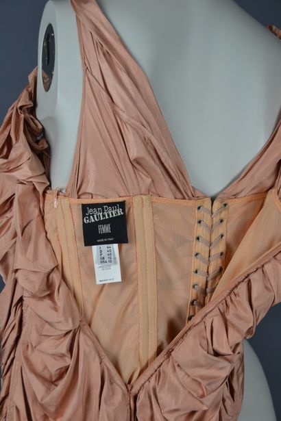 null *Jean Paul GAULTIER

Robe corsetée en soie mi-longue de forme asymétrique couleur...