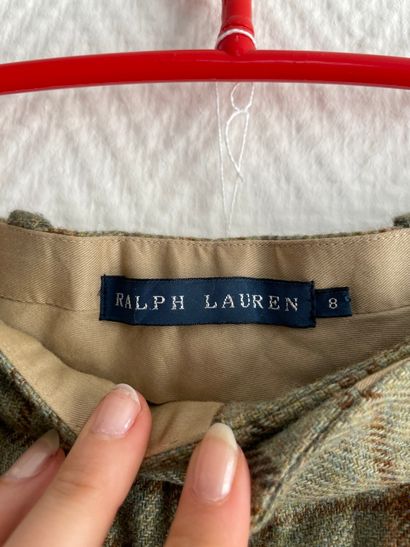 null Lot de vêtements dont : 

Ralph LAUREN 

- Pantalon à pinces écossaises vert,...