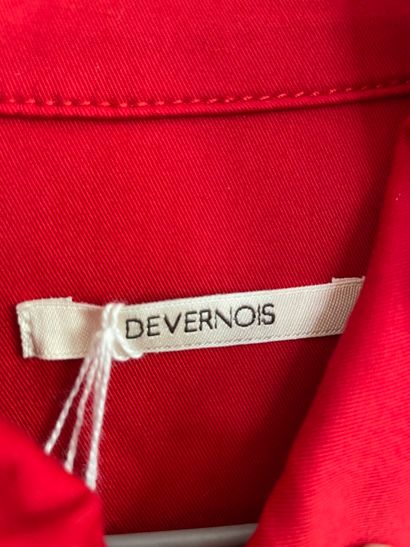 null Lot de vêtements dont :

DEVERNOIS

- Robe droite rouge en coton, ceinture -...