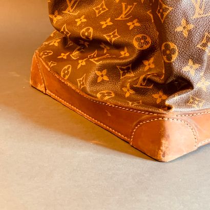 null Louis VUITTON

Steamer" bag in natural leather and monogram canvas, flap closure,...