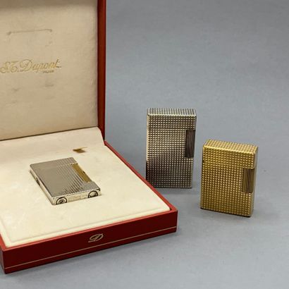 null DUPONT 

Lots of three lighters in gilded or silvered metal, the two-colored...