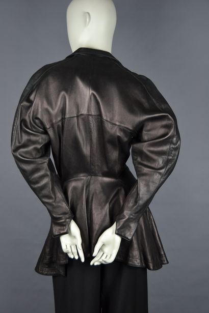 null ALAIA Paris

Long jacket in black leather, large collar lapel and buttonhole...