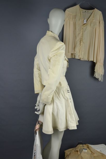 null *Lot de vêtements dont :

VERSUS VERSACE

- Ensemble beige en coton, veste courte,...
