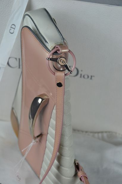 null *Christian DIOR 

Sac "Selle" 2001 en cuir blanc perforé et rose, sangle en...