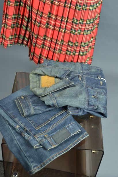 null *Lot de vêtements dont :

D&G Dolce Gabana

- Veste en jean délavé et cloutée,...