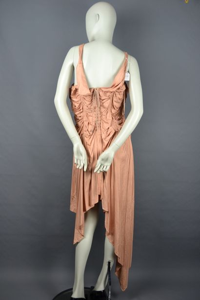 null *Jean Paul GAULTIER

Mid-length silk corseted dress, asymmetrical shape, salmon...