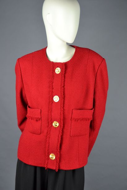 CHANEL 
Veste en tweed de laine rouge, manches...