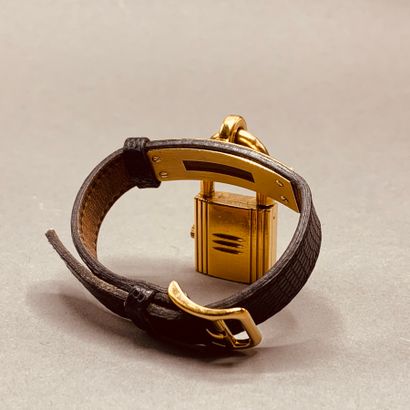 null 
HERMES Paris Kelly

Montre cadenas en métal doré, bracelet en lézard noir,...