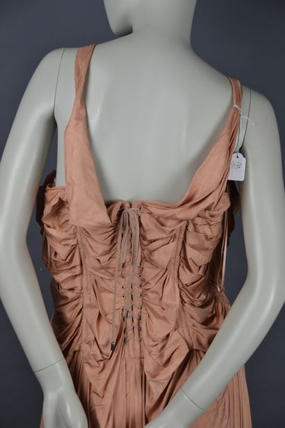 null *Jean Paul GAULTIER

Mid-length silk corseted dress, asymmetrical shape, salmon...
