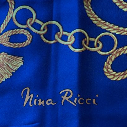  Nina RICCI 
Foulard en soie imprimée à décor de bouquet de roses marine, bordure...