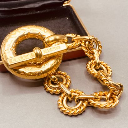 null 
CELINE

Bracelet en métal doré, mailles à l'imitation du cordage, fermoir toggle...