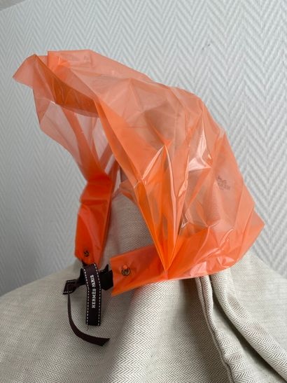 null HERMES Paris

Capuche de pluie en plastique transparent orange, siglée , et...