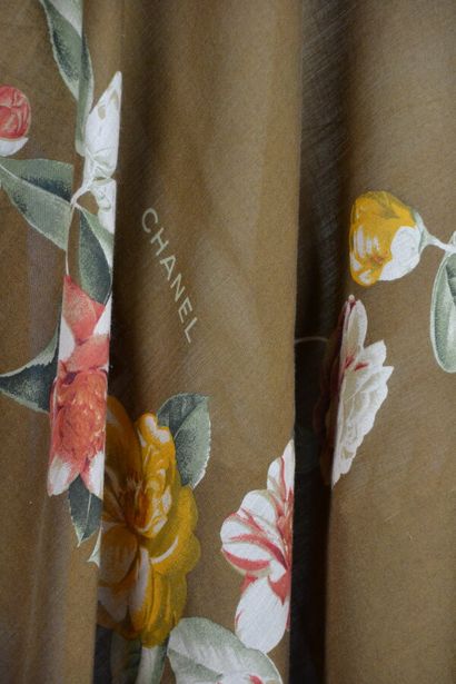  CHANEL 
Etole en cachemire et soie à motifs floraux sur fond marron clair, signée...