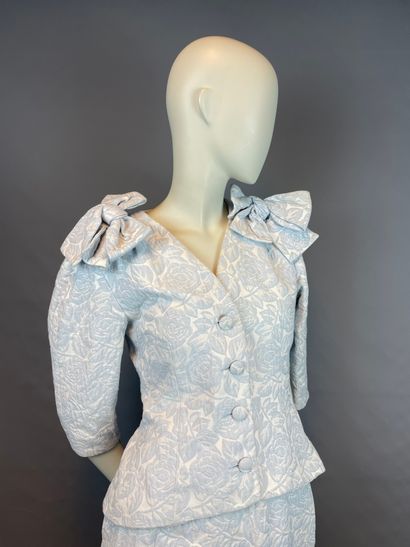 null Guy LAROCHE

Ensemble en coton blanc et bleu clair à motifs ajourés de fleurs,...