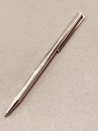 null 
DUPONT

Silver ballpoint pen, crab stamp, numbered G6DV98 (mechanism stuck)

Length...
