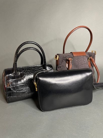 null Lot of three handbags including :

CELINE 

- Black leather bag

Gianni VERSACE...