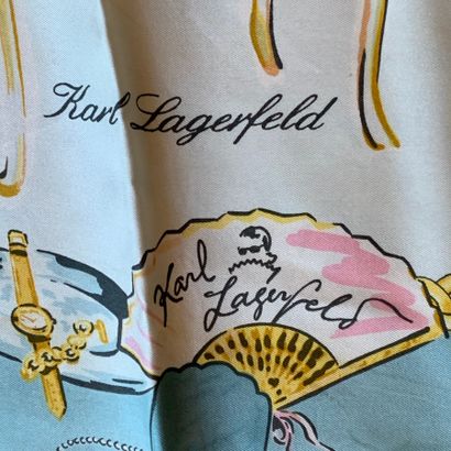  Karl LAGERFELD 
Foulard en soie imprimée à motifs de meubles Louis XV, bord bleu...