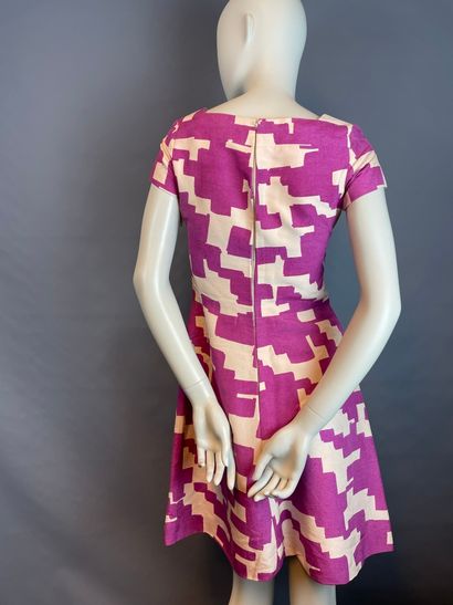 null Christian DIOR

Robe courte en coton fushia et écru à motifs géometriques, dans...