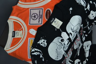 null *DG DOLCE & GABBANA

Lot de vêtements dont : 

- Tshirt orange, col rond, orné...