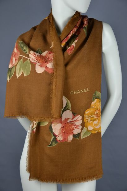  CHANEL 
Etole en cachemire et soie à motifs floraux sur fond marron clair, signée...