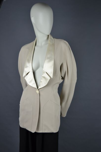 null Thierry MUGLER Paris

Long jacket in putty color, large cut-out collar with...
