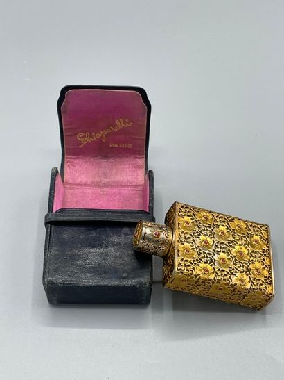 null 
SCHIAPARELLI

Flacon de parfum de voyage en métal doré ajouré à décor de fleurs,...