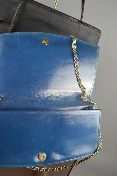 null *Lot de sacs dont : 

GIANNI couture

- Sac cabas en soie et cuir bleu nuit,...