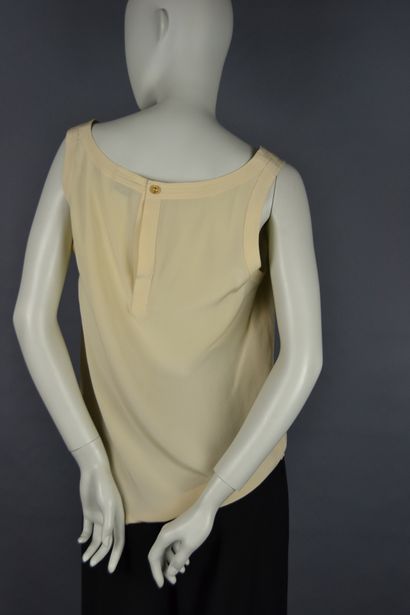 null CHANEL

Cream silk tank top, gold metal button with Coco Chanel profile on the...