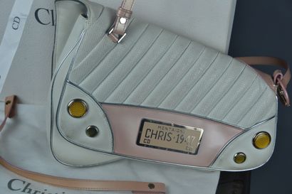 null *Christian DIOR 

2001 "Selle" bag in perforated white and pink leather, pink...