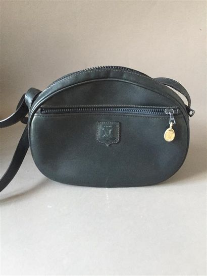 null CELINE Paris

Deux sacs à main : 

- Petit sac en cuir bleu marine (usures)

-...